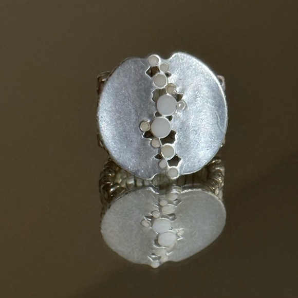 Unbranded Jewelry - Contemporary Disc Shaped Silver Tone Stretch Ring- Center Dot Pattern- Size 7+